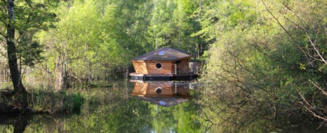 On a dormi dans une cabane sur l'eau !